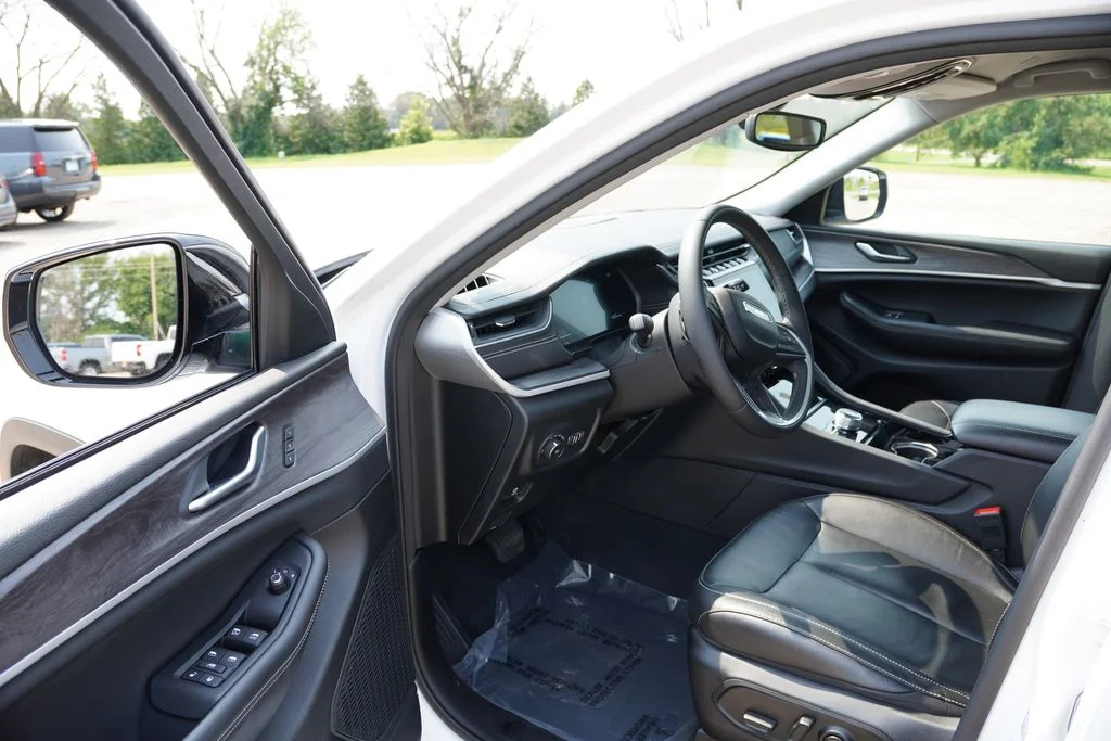 Used 2023 White Jeep Limited image 14