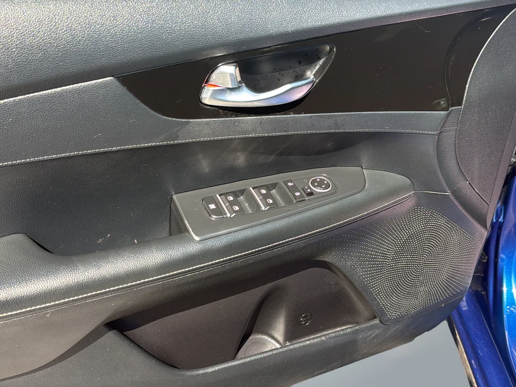 Used 2019 Blue Kia S image 25