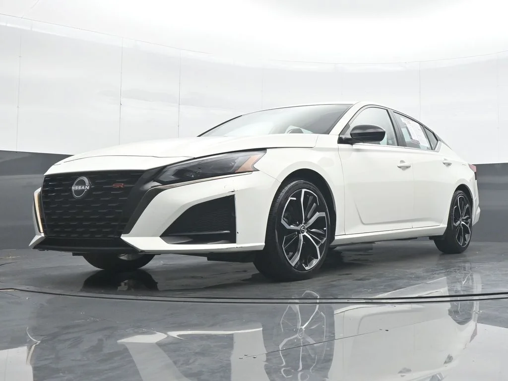 Used 2025 White Nissan 2.5 SR image 26