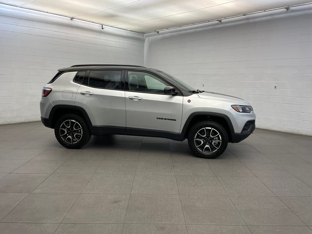 New 2026 Silver Zynith Metallic Clear-Coat Exterior Paint Jeep Trailhawk image 2
