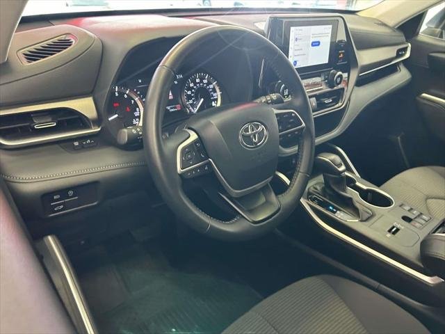 Certified Used 2025 WIND CHILL PEARL Toyota  image 12