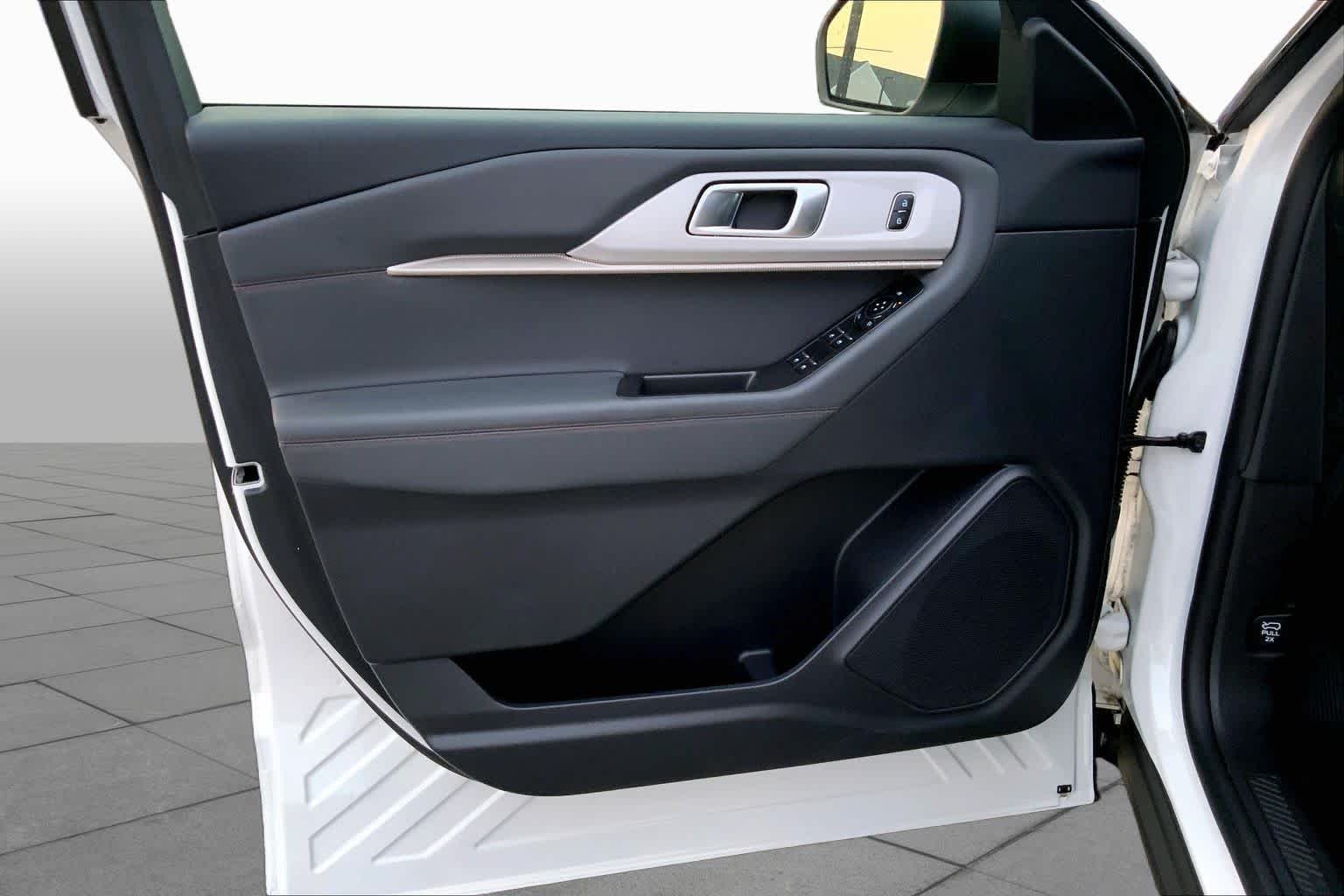 Used 2025 Star White Metallic Tri-Coat Ford Active image 21