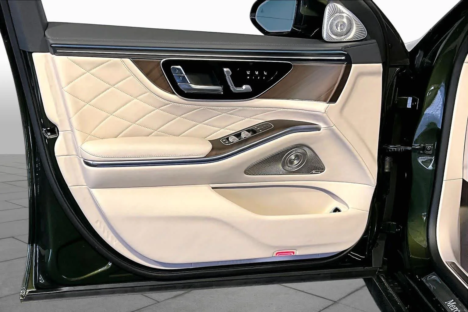 New 2027 MANUFAKTUR Olive Metallic Mercedes-Benz S 580 image 11