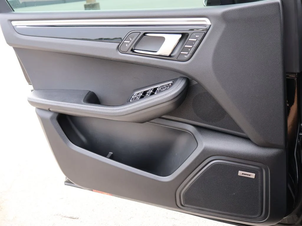 Used 2018  Porsche Base image 33