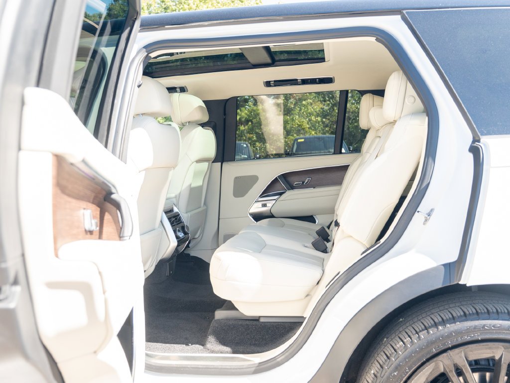 Used 2024 White Land Rover SE image 33