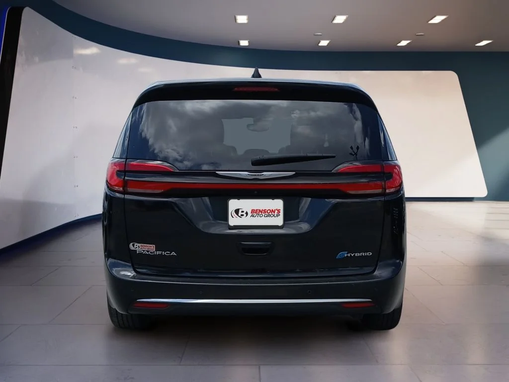 Used 2023 Black Chrysler Touring L image 4