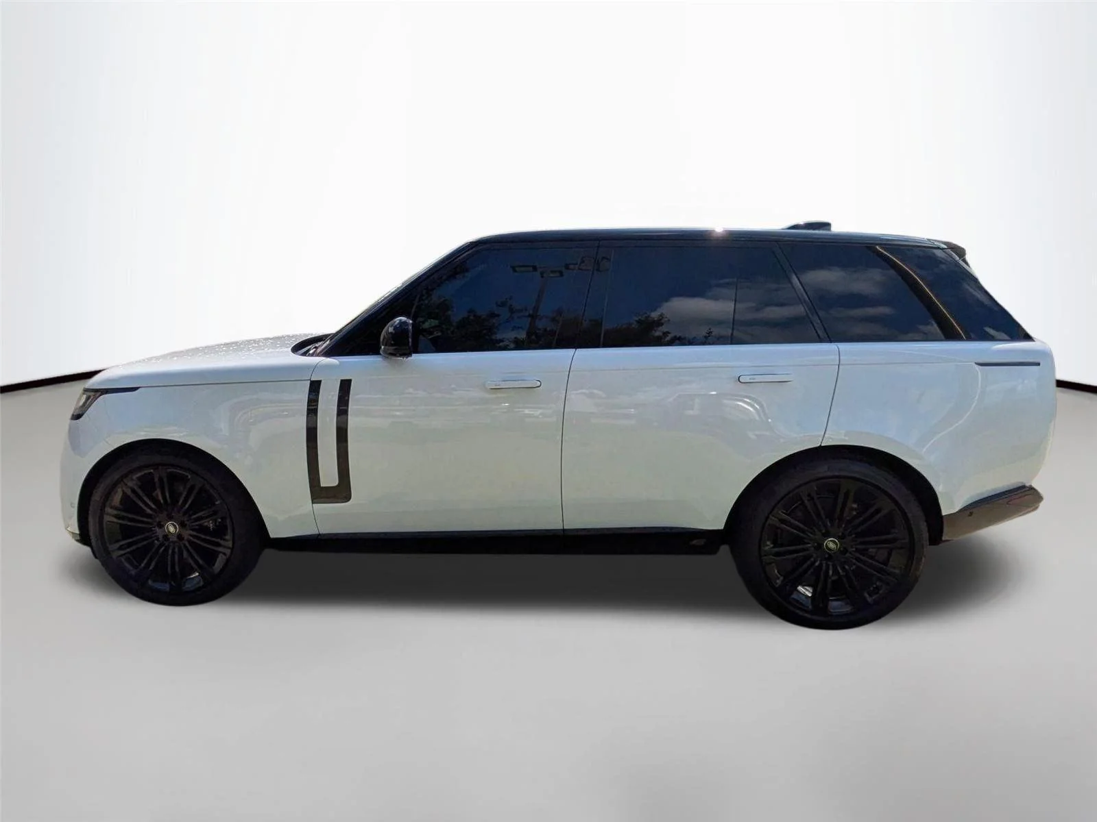 Used 2025  Land Rover SE image 8