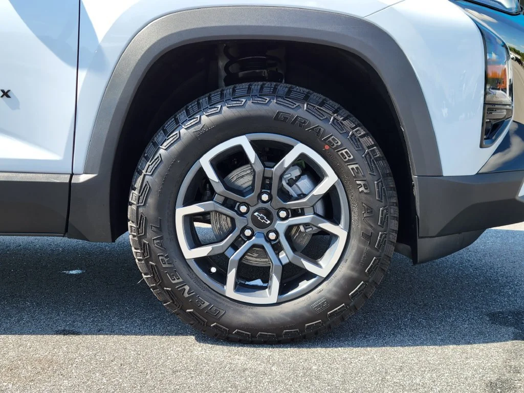 New 2027 Polar White Tricoat Chevrolet ACTIV image 11