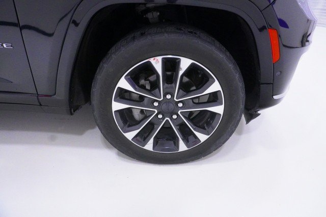 Used 2023 Diamond Black Crystal Pearlcoat Jeep Overland image 5