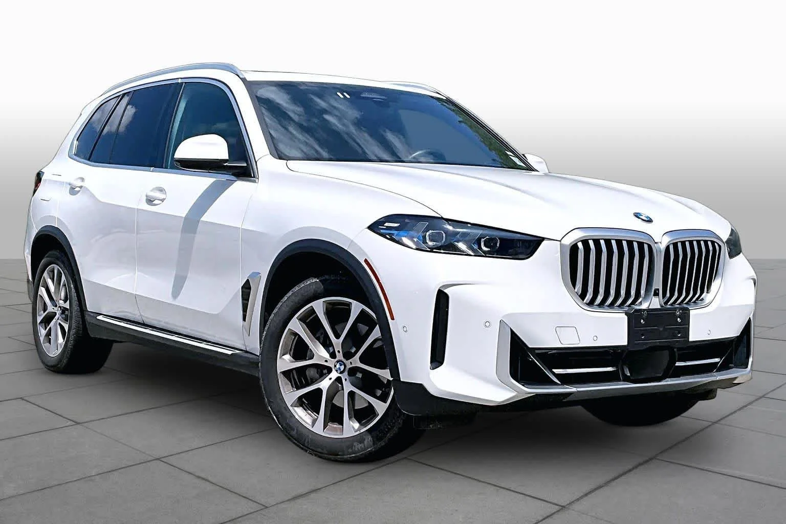 Certified Used 2026 Alpine White BMW xDrive40i image 3