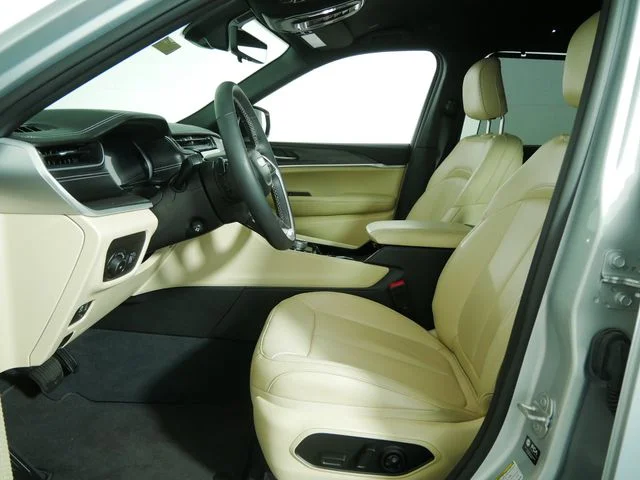 Used 2023 Silver Jeep Limited image 20