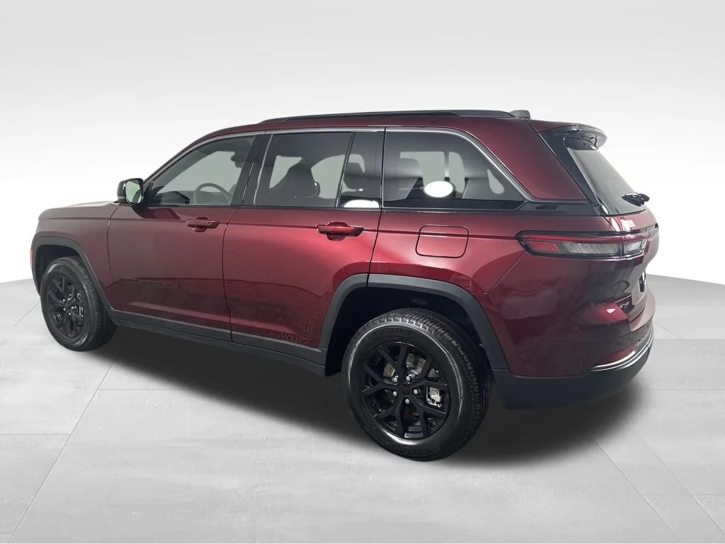New 2026 Velvet Red Pearl-Coat Exterior Paint Jeep Altitude image 8