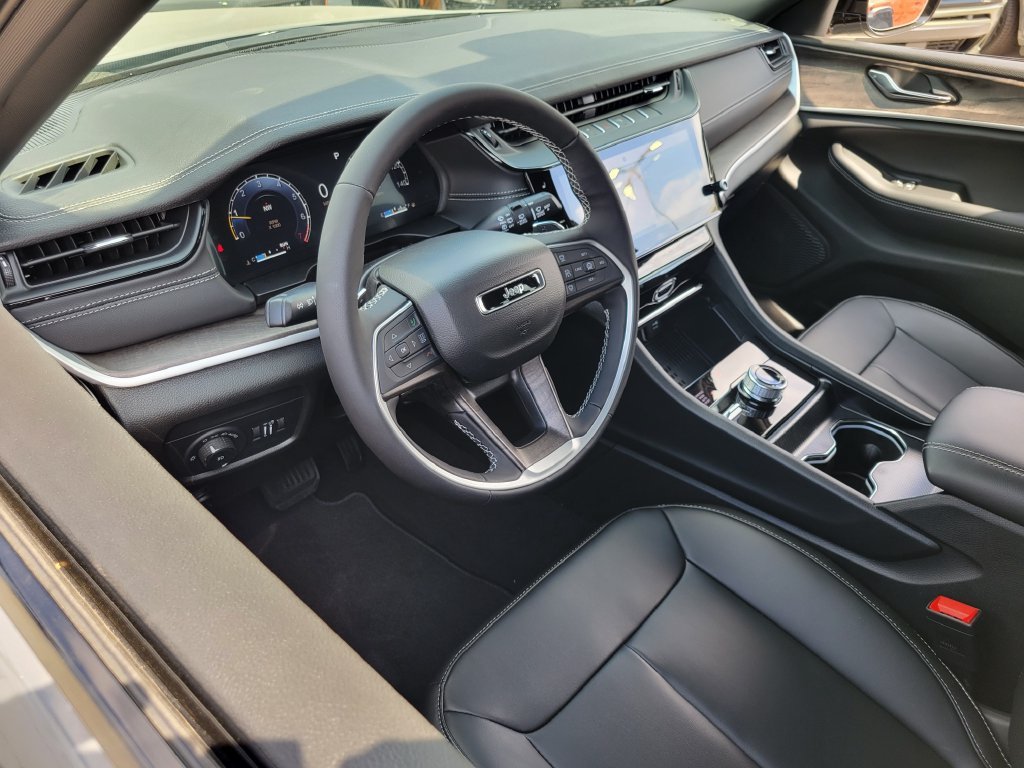 2027 Jeep Grand Cherokee photo 3