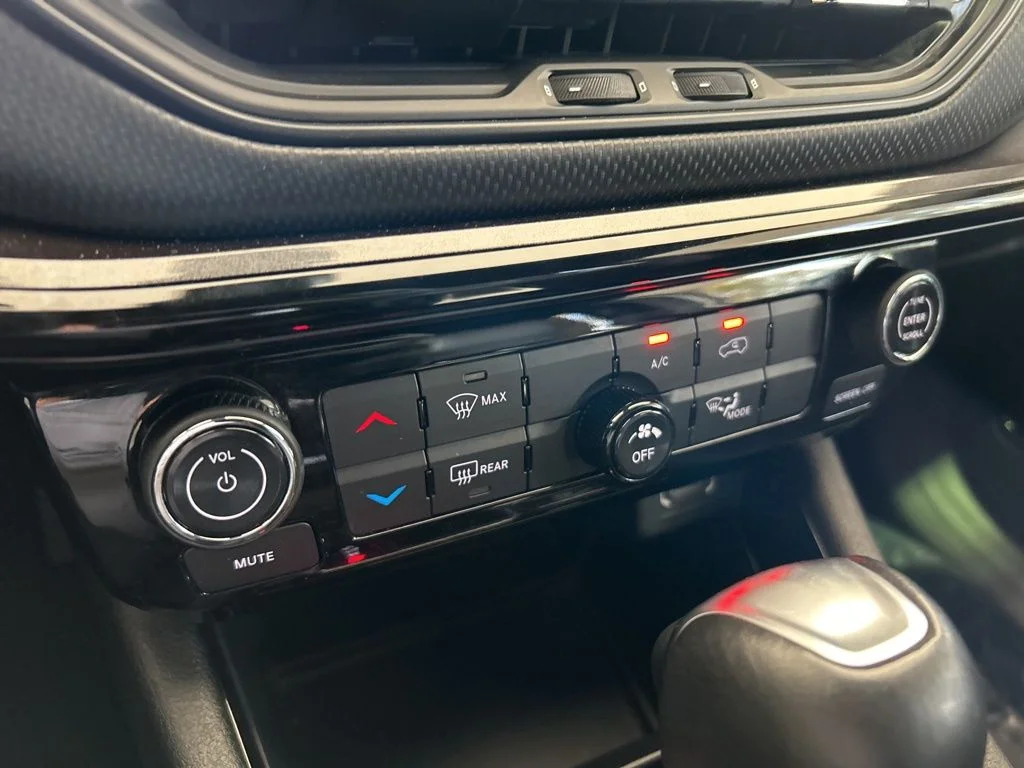 Used 2023 White Jeep Altitude image 42