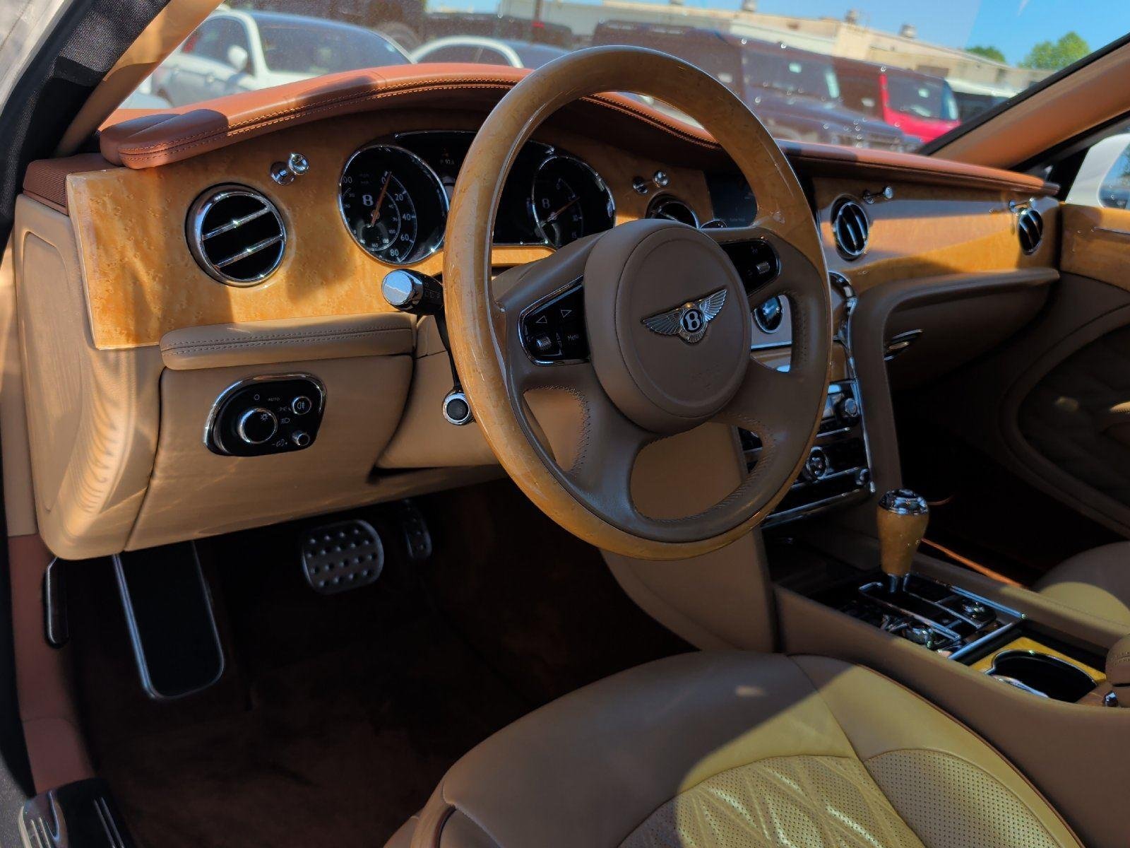 Used 2017 Glacier White Bentley Base image 23