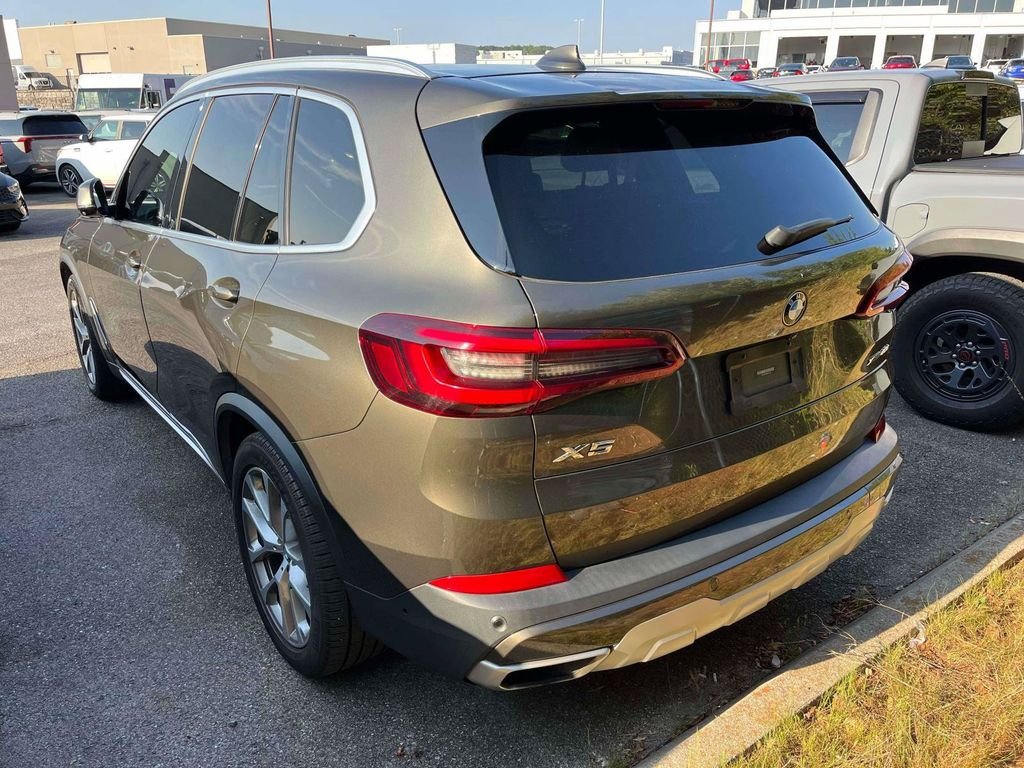 Used 2021 Green BMW xDrive40i image 3