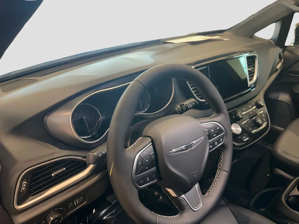 2026 Chrysler Pacifica Select - Photo 10