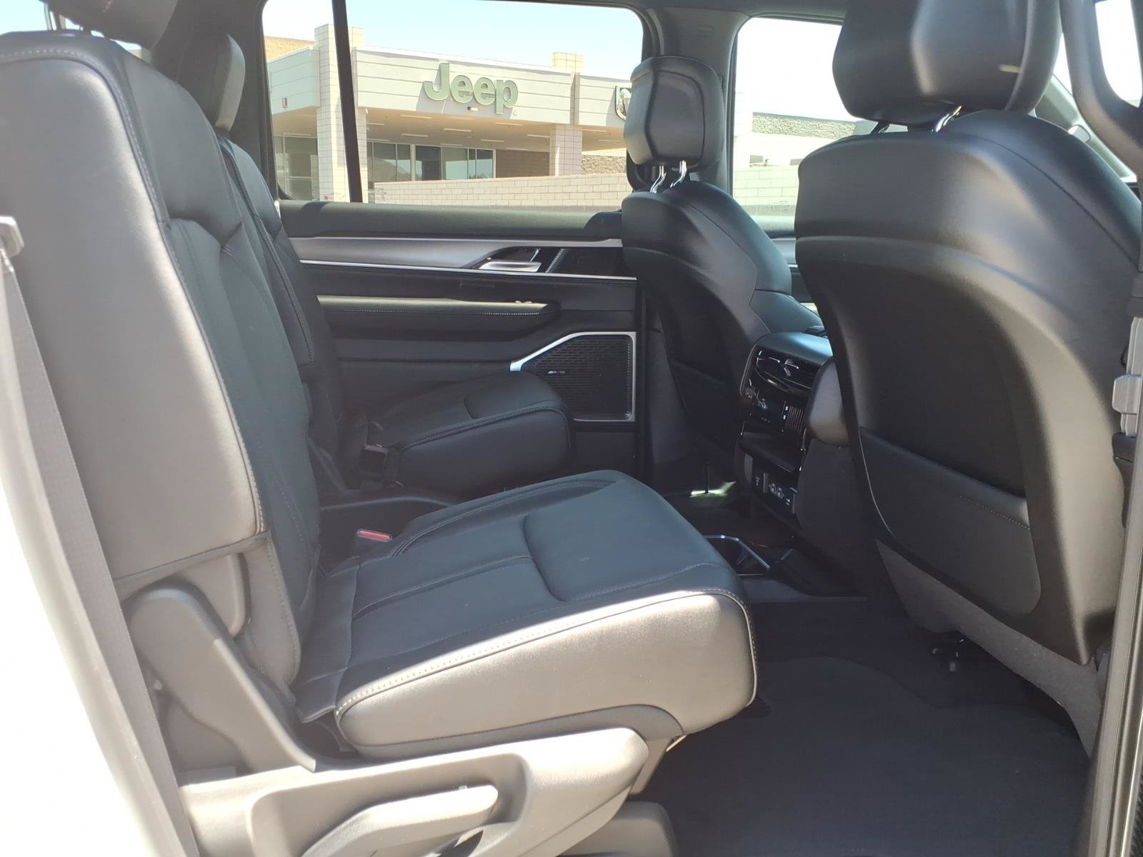 New 2026 Bright White Clear-Coat Exterior Paint Jeep Limited Altitude image 9