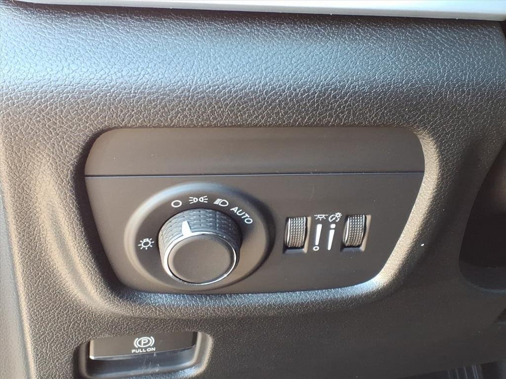 New 2026 Bright White Clear-Coat Exterior Paint Jeep Laredo Altitude image 6