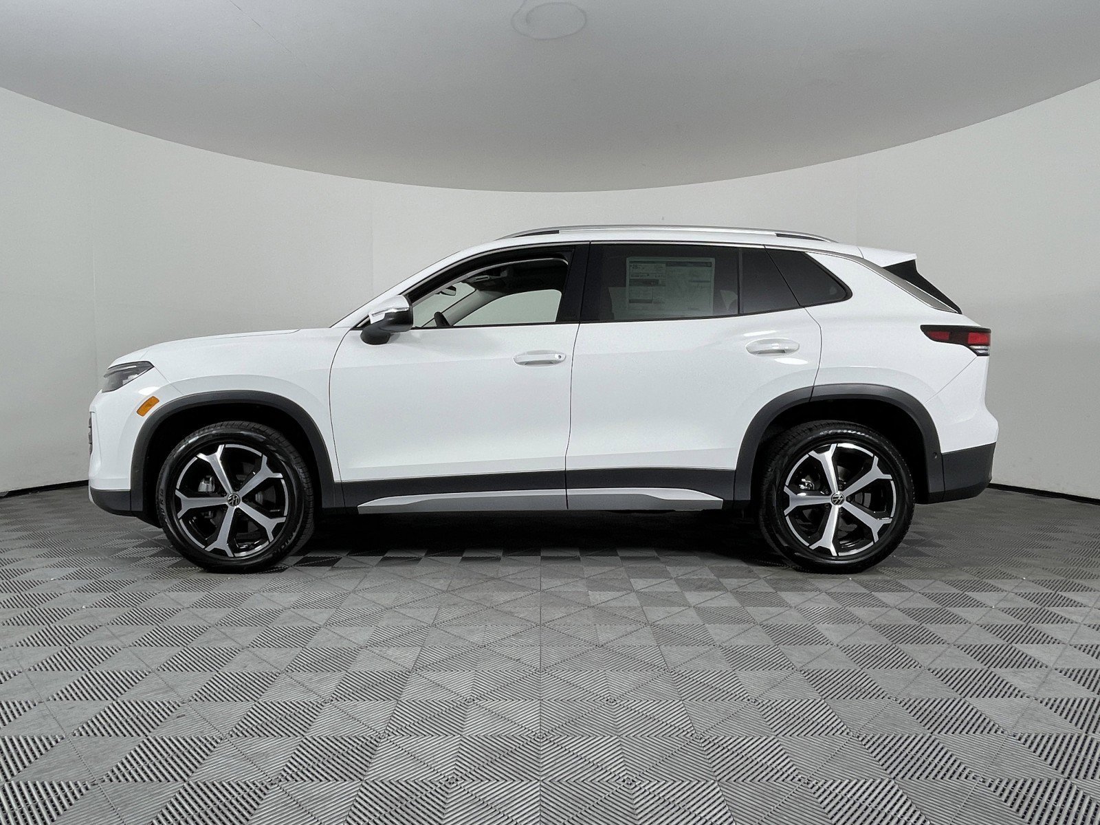 2026 Volkswagen Tiguan SE - Photo 10