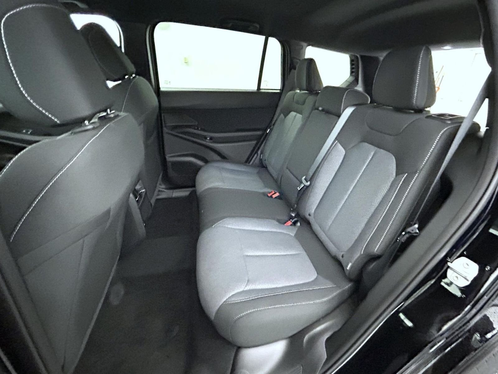 New 2026 Diamond Black Crystal Pearl-Coat Exterior Paint Jeep Laredo image 19