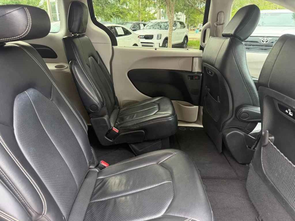 Used 2022 Crystal Metallic Chrysler Touring L image 8