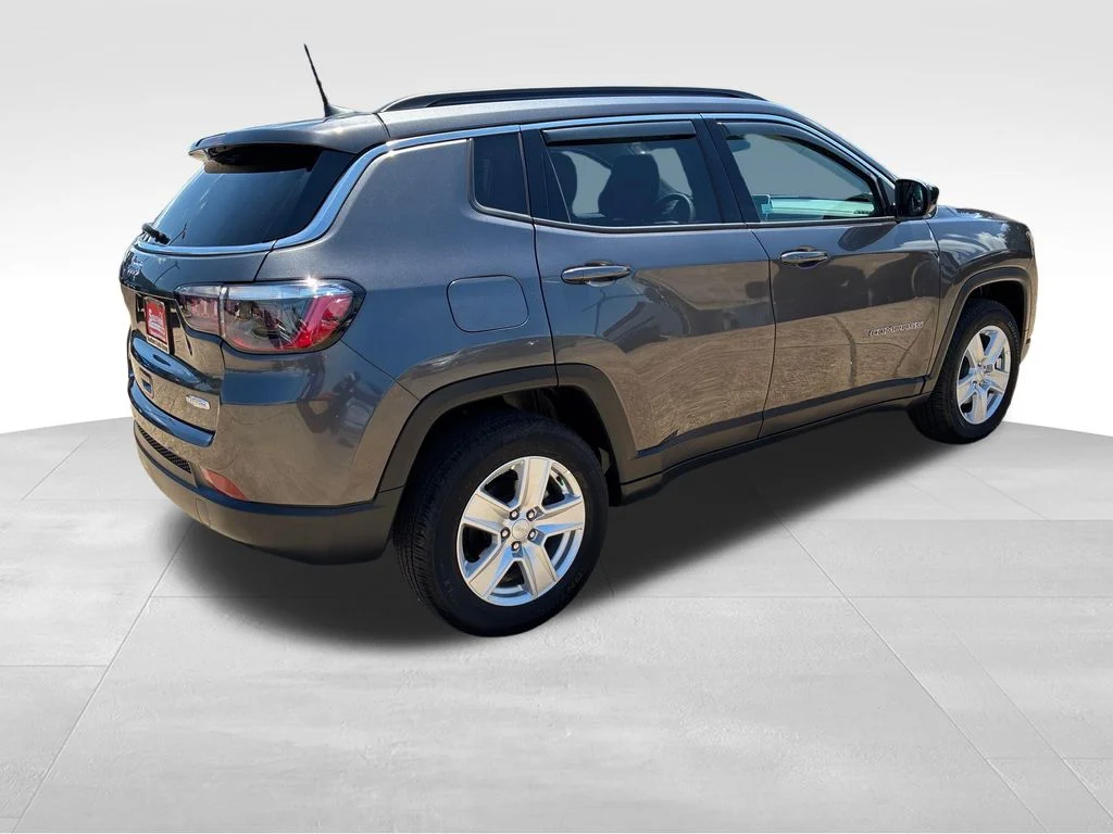 Used 2022 Gray Jeep Latitude image 5