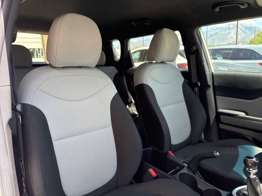 Used 2015 White Kia Base image 13