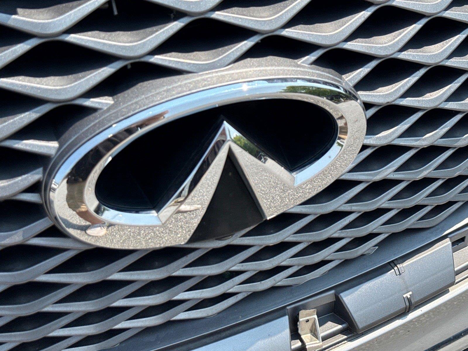 Used 2019  INFINITI  image 25