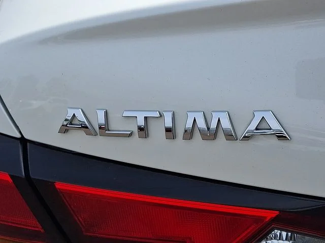 Used 2019 White Nissan 2.5 Platinum image 31