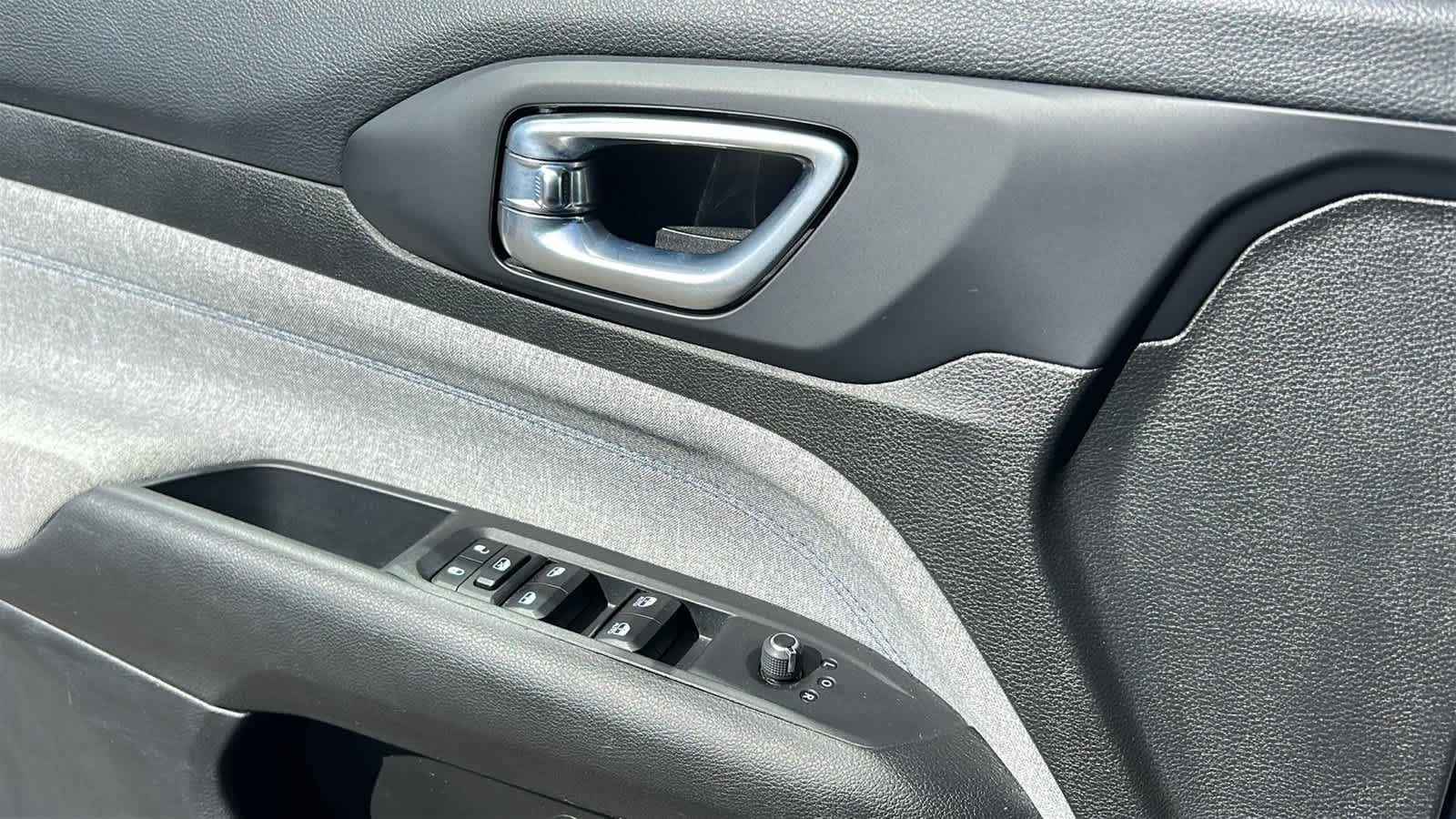 Used 2024 Silver Zynith Metallic Clearcoat Jeep Latitude image 22