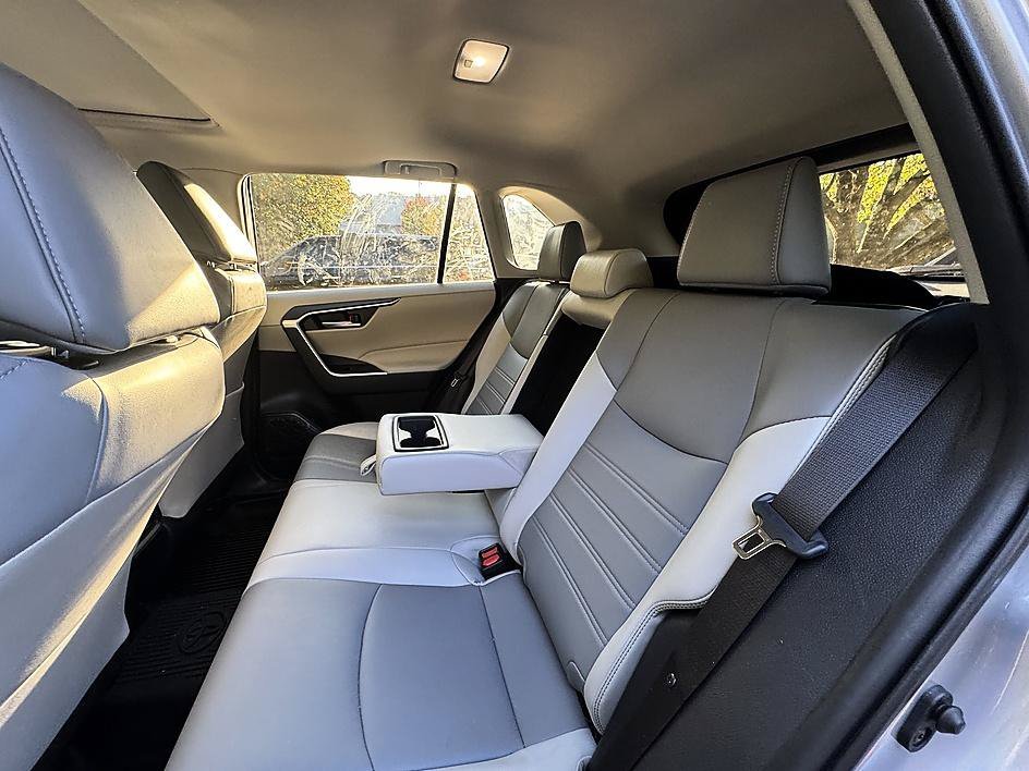 Used 2024 Silver Sky Metallic Toyota XLE Premium image 10