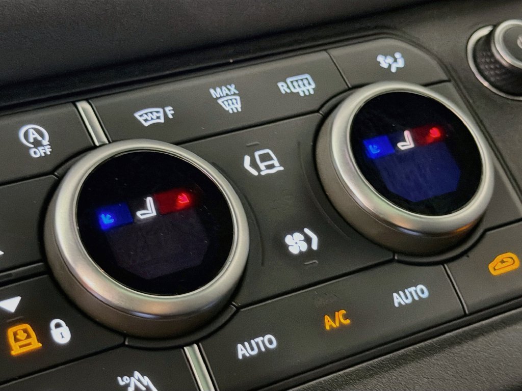 Used 2022 Gold Land Rover X-Dynamic S image 21
