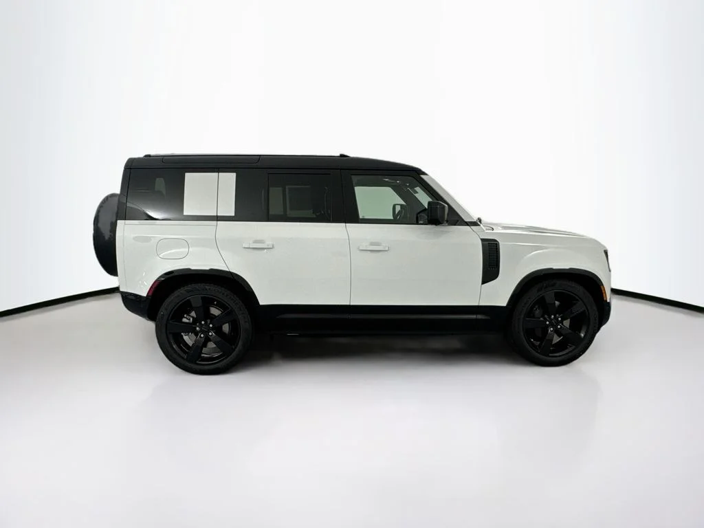 New 2026 Fuji White Land Rover X-Dynamic SE image 4
