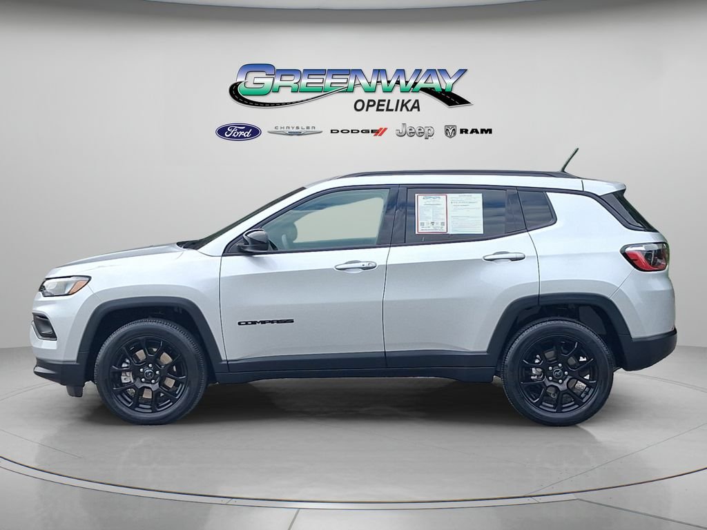 Used 2025 Silver Jeep Latitude image 4