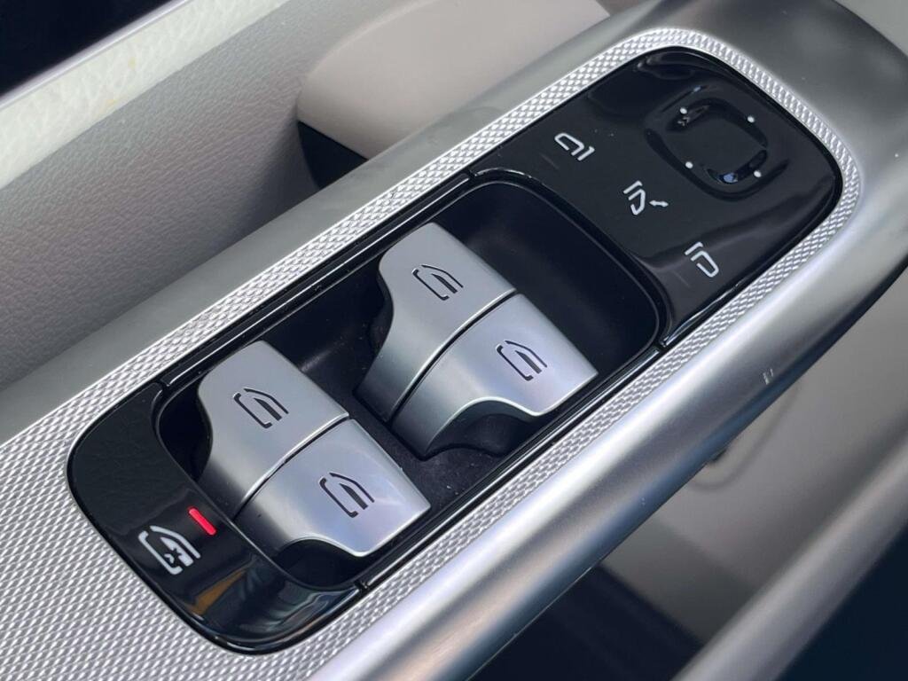 Used 2023 Selenite Grey Metallic Mercedes-Benz GLC 300 image 30