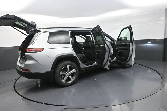 New 2026 Silver Zynith Exterior Paint Jeep Limited image 35