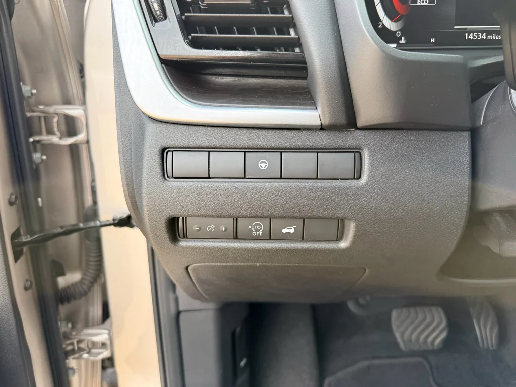 Used 2023 Champagne Silver Metallic Nissan Platinum image 18