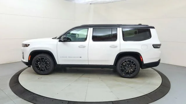 New 2026 Bright White Clear-Coat Exterior Paint Jeep Summit Reserve image 6