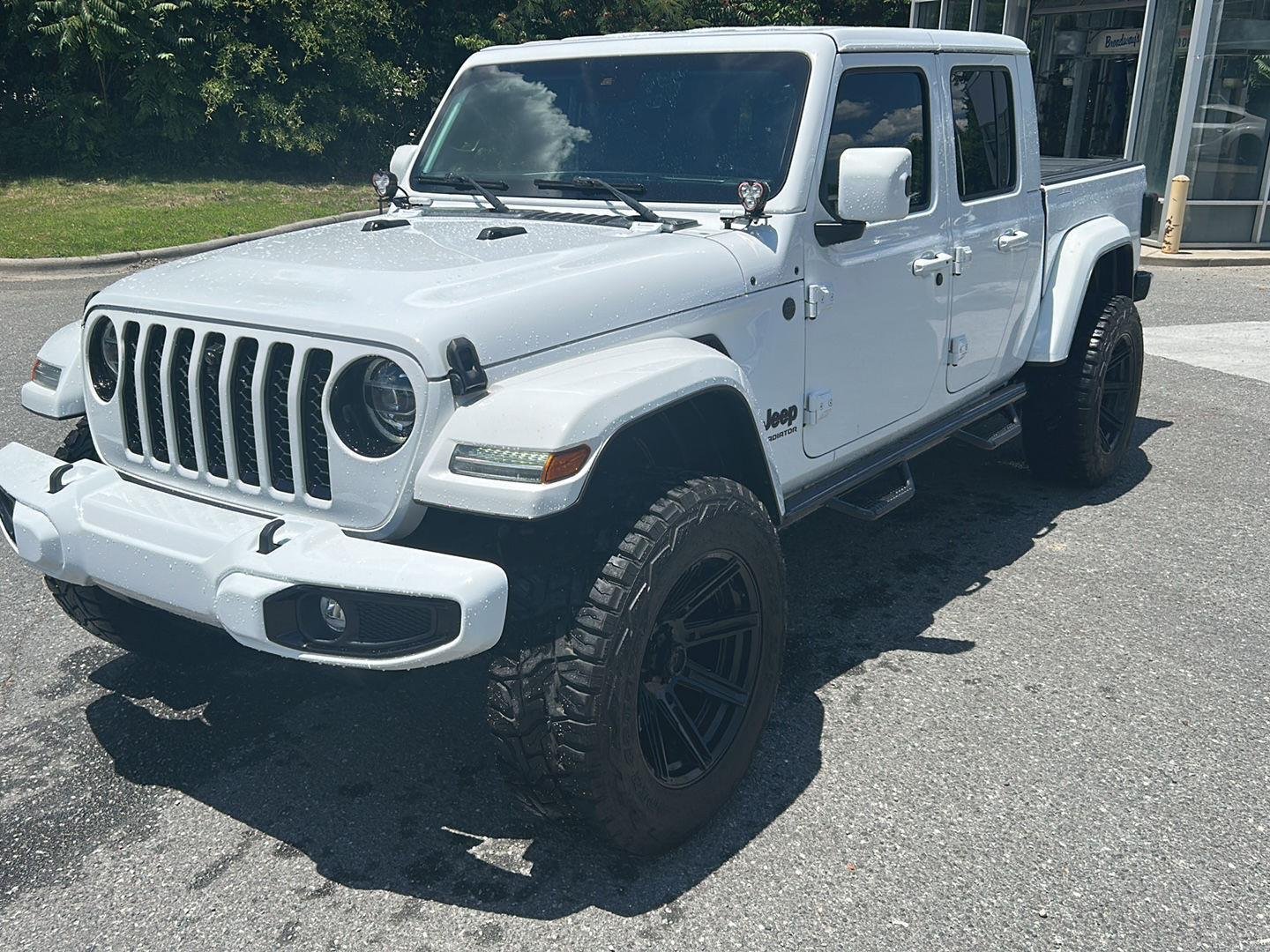 Used 2021 BRIGHT WHITE CLEARCOAT JEEP OVRLND image 1