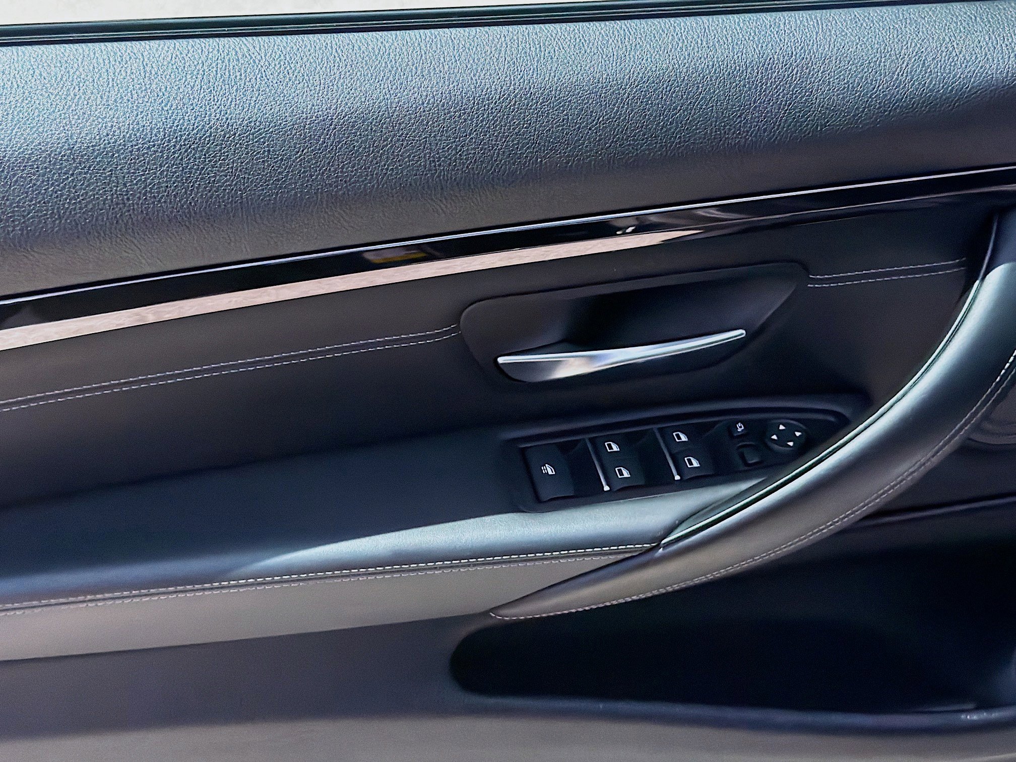 Used 2020 Mineral Gray Metallic BMW Base image 14