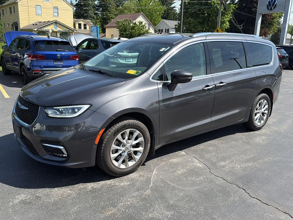 Used 2021 Granite Crystal Metallic Clearcoat Chrysler Touring L image 5