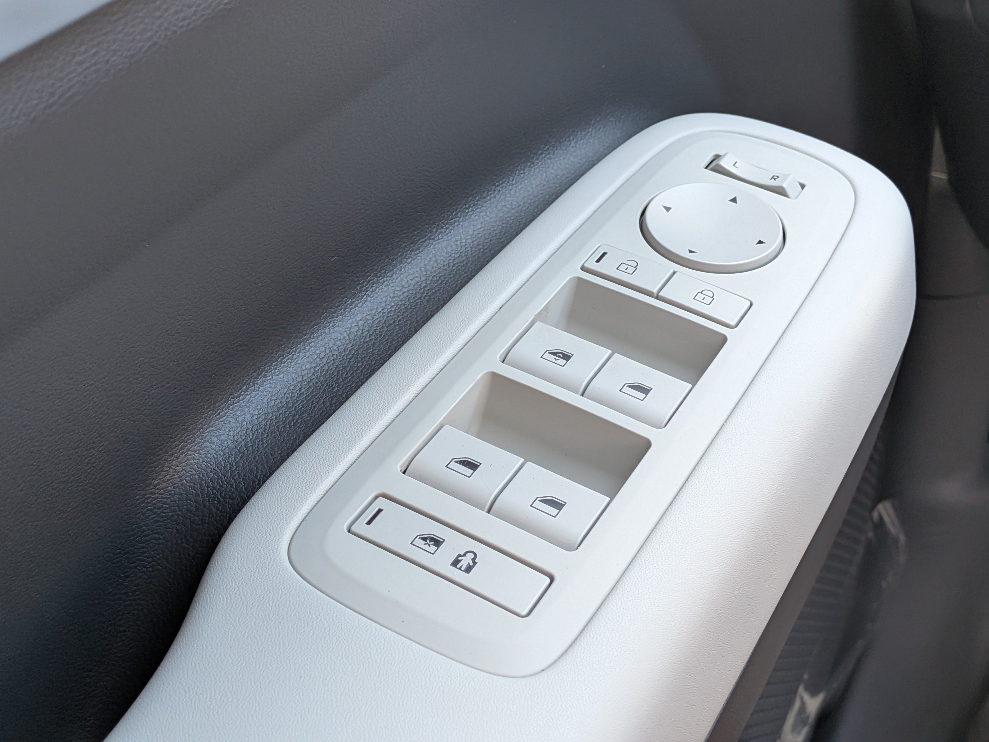 New 2026 Hampton Gray Hyundai SEL FWD image 35