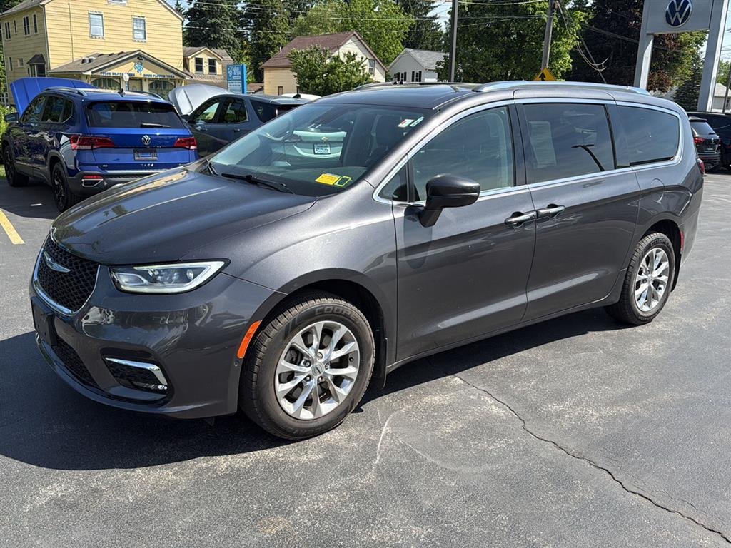 Used 2021 Granite Crystal Metallic Clearcoat Chrysler Touring L image 5