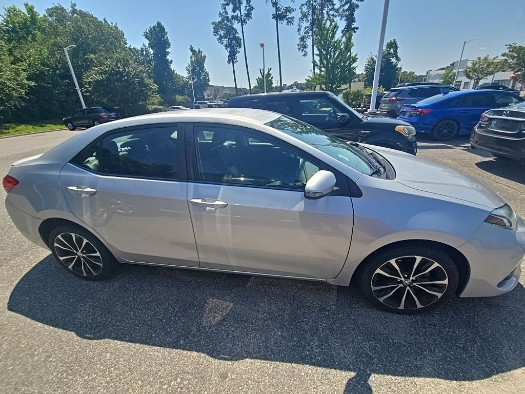 Used 2018 Silver Toyota SE image 4