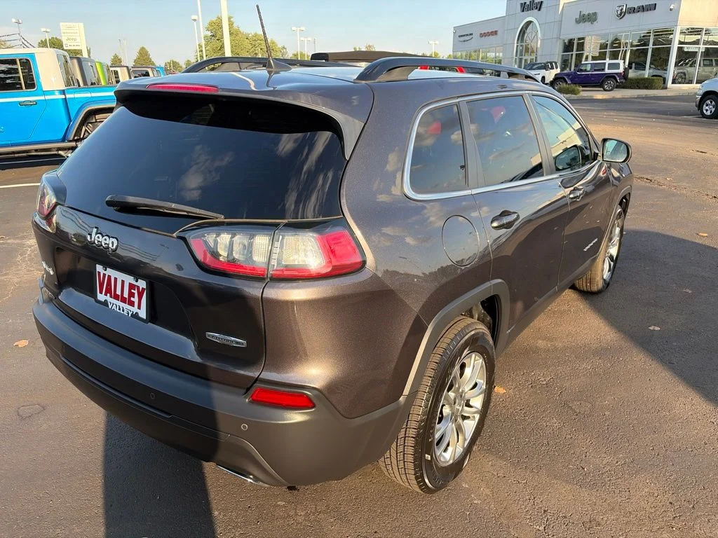 Certified Used 2022 Gray Jeep Latitude Lux image 7
