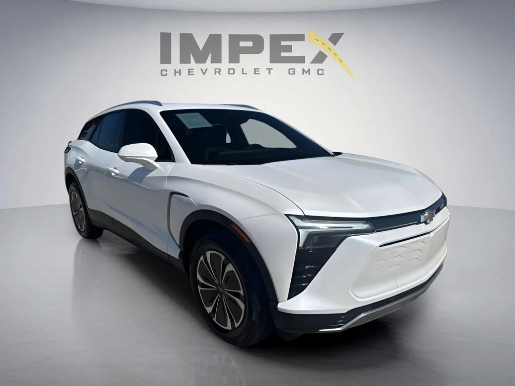 Used 2024 Iridescent Pearl Tricoat Chevrolet LT image 7