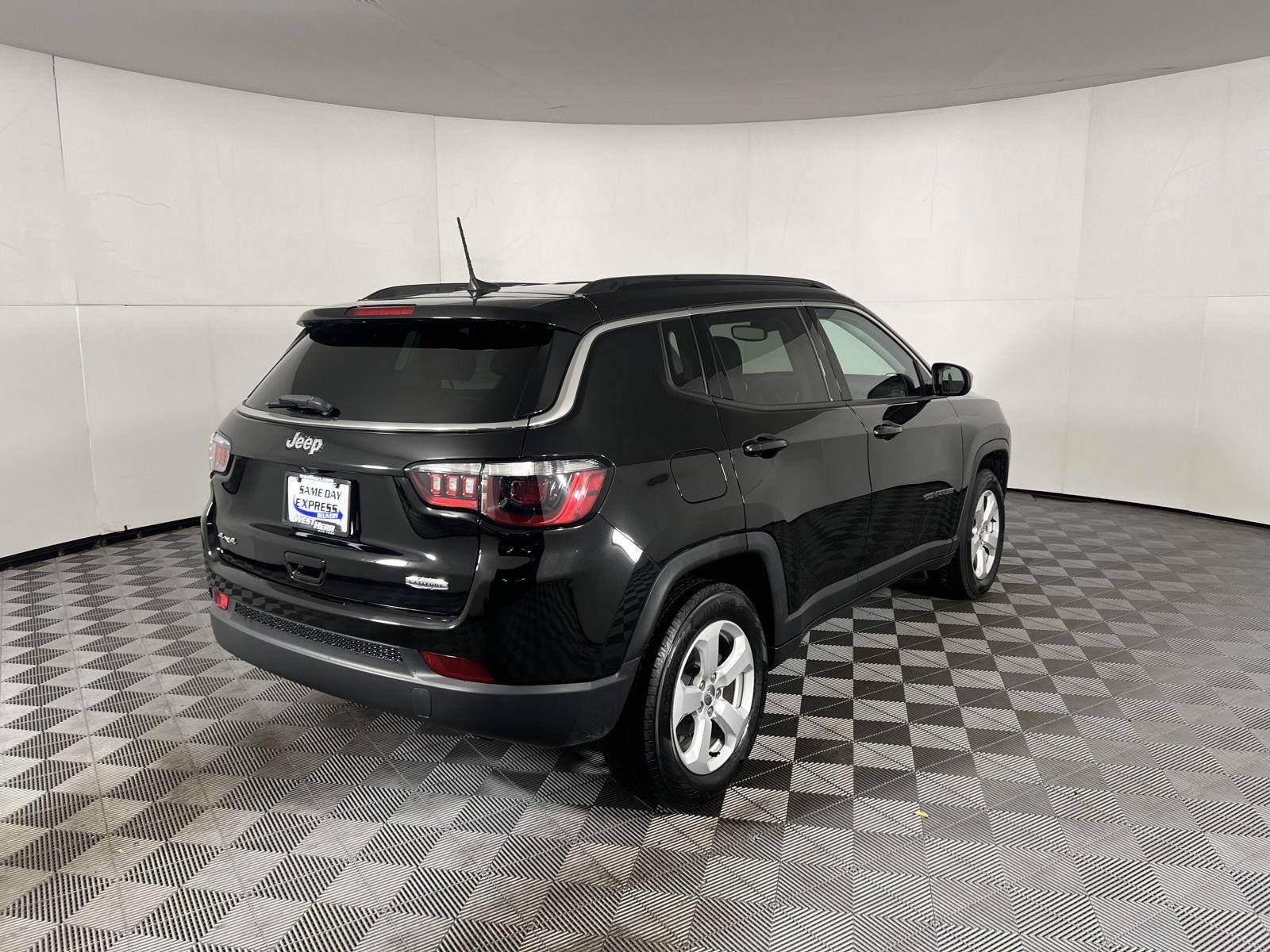 Certified Used 2021 Diamond Black Crystal Pearlcoat Jeep Latitude image 9