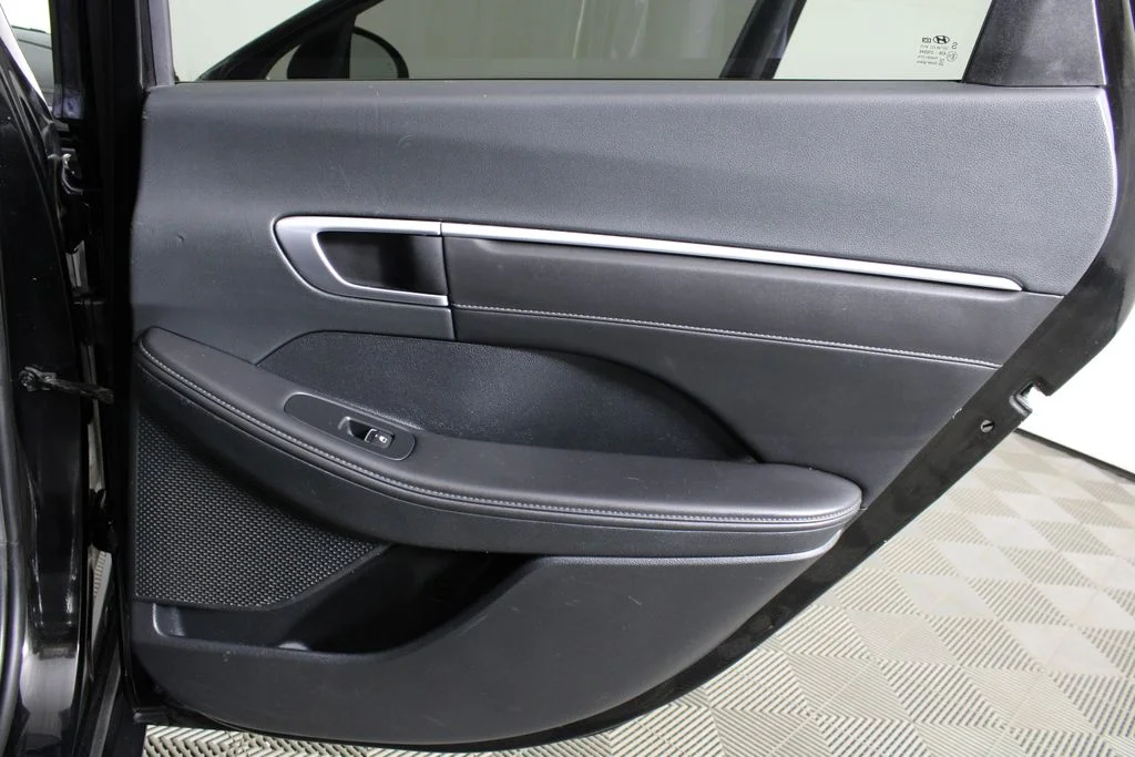 Used 2022 Phantom Black Hyundai Limited image 9