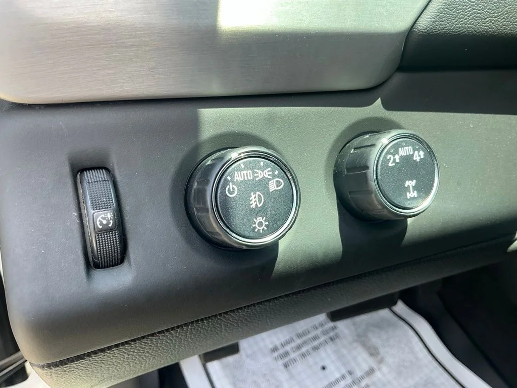 Used 2020 White GMC SLT image 24